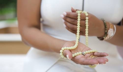 Using chanting beads