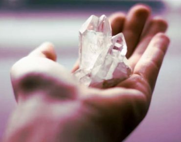 Holding quartz crystal