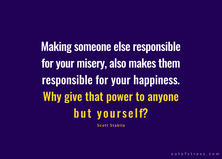 Hacer a alguien responsable de tu miseria también lo hace responsable de tu felicidad. ¿Por qué darle ese poder a alguien que no sea a ti mismo?