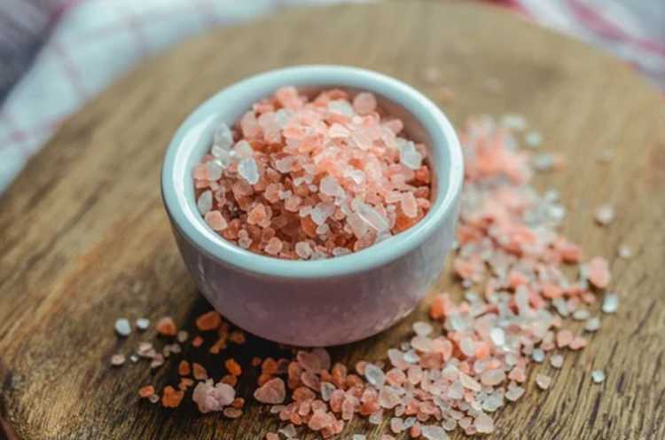 Pink salt in a bowl