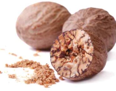 Whole and half nutmeg